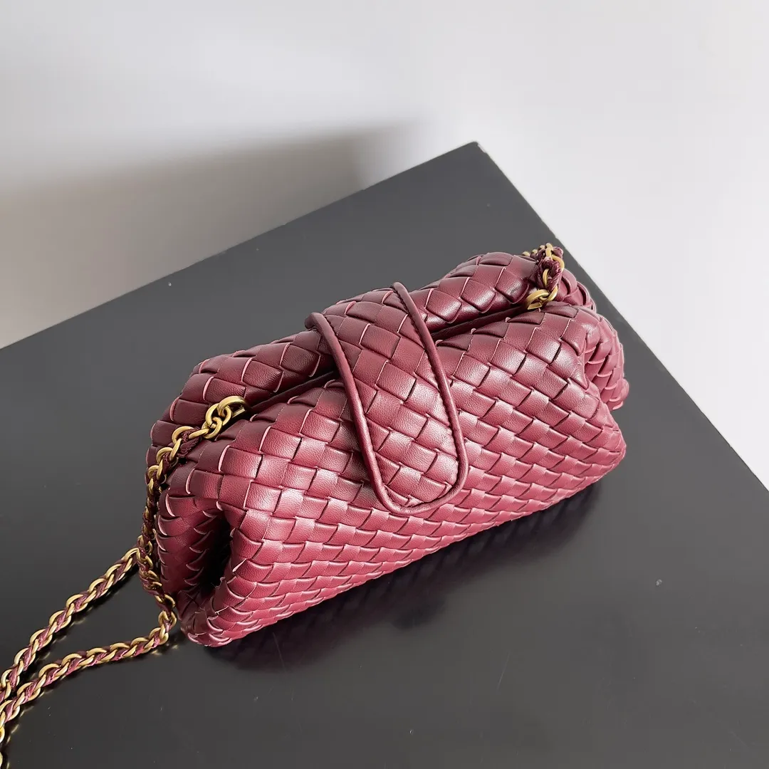 Batch 1880 BOTTEGA VENETA LAUREN 1980 small clutch bag is new! The small size that many people squat on is finally here. The self-adjustable zipper is a highlight of this bag. After being removed, it can be used as a handbag for important occasions. One bag unlocks two carrying methods at the same time. It is practical and has a unique sense of structure and beautiful lines. It is more elegant than a small cloud. It is a tribute to the classics and the pursuit of modernity. Style number: 804038 Size: 27*15*8cm